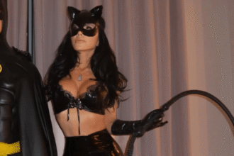 Jeff Bezos’ fiancee, Lauren Sánchez flaunts curves in Cat-woman costume