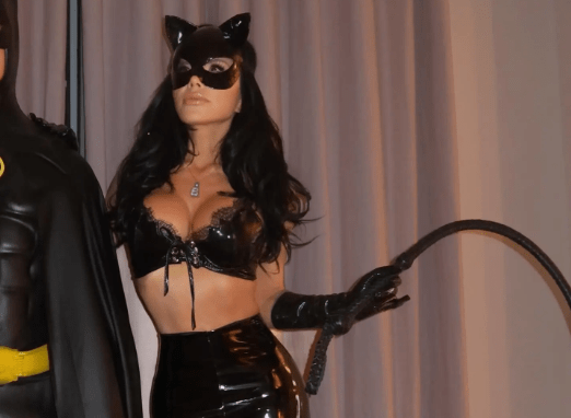 Jeff Bezos’ fiancee, Lauren Sánchez flaunts curves in Cat-woman costume