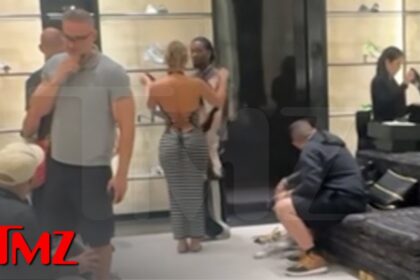 Offset spotted shopping with a new lady in Dubai