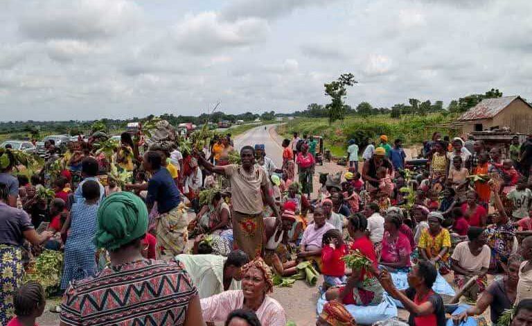 BREAKING: IDPs Block Highway in Benue, Issue Demand [PHOTOS]