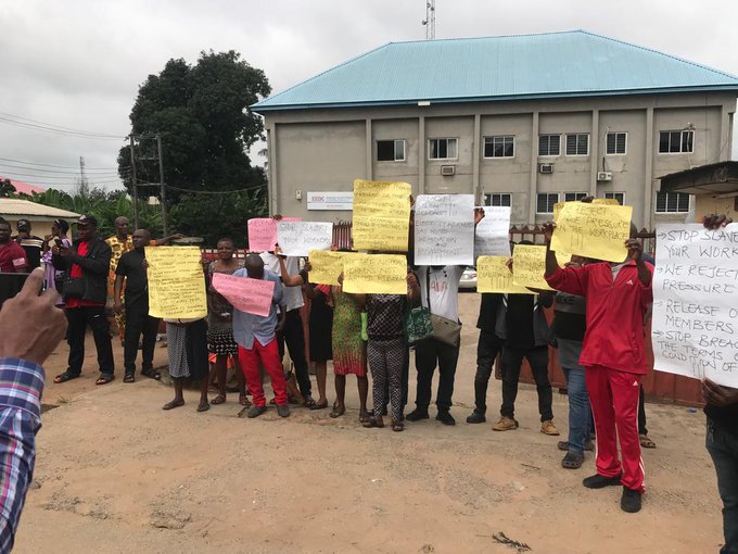 Electricity Workers Shut Down EEDC Offices In Anambra Over Detention Of Colleagues
