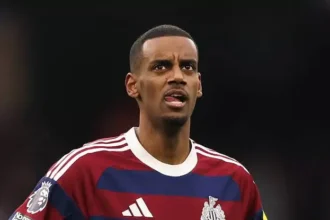 EPL: Howe keeps door open for Isak’s Newcastle return