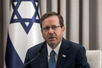 Herzog urges global pressure on Hamas at Hostages Square during nationwide strike