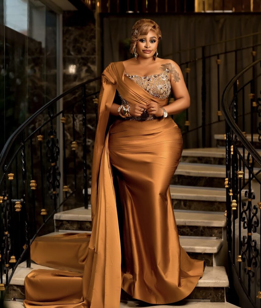 Sarah Martins marks birthday in glam look