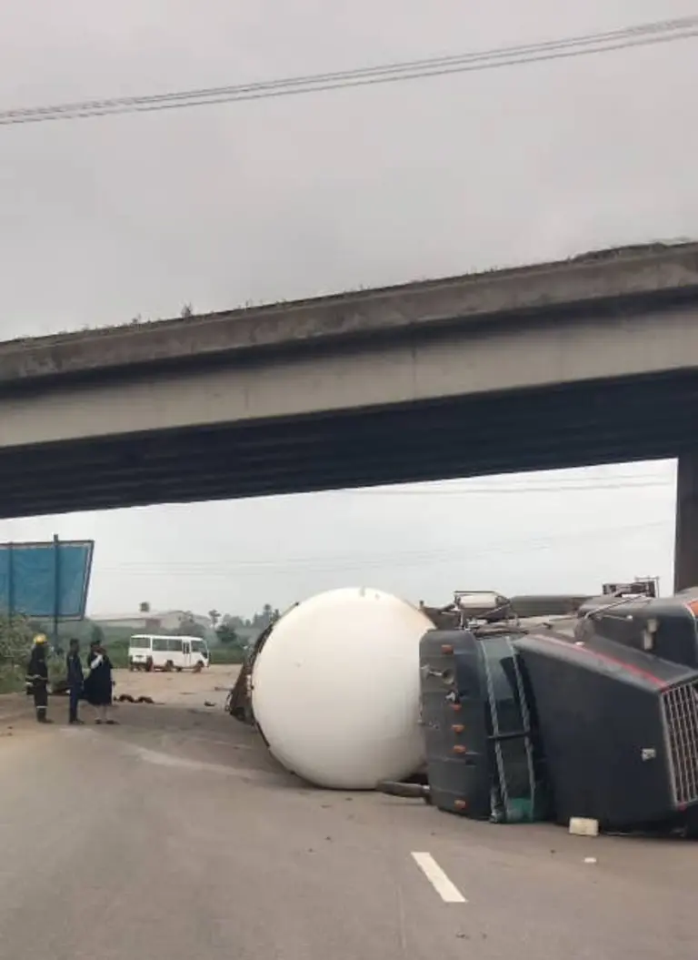 Tanker loaded with LPG summersaults in Ibadan