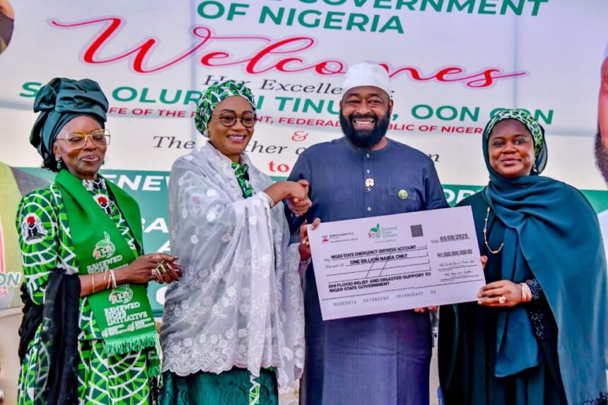 Tinubu's Wife, Oluremi Tinubu Donates N1bn, Relief Materials to Victims of Flooding, Banditry