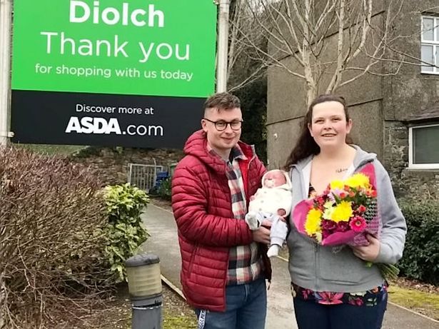 Wow! Woman Who Didn't Know She Was Pregnant Gives Birth In Car Park As Dad Worked Inside