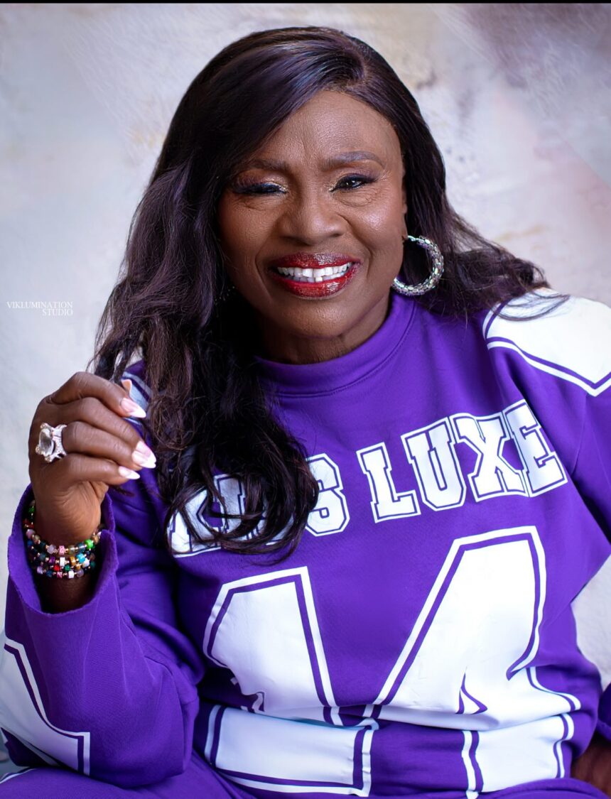 Actress Iya Rainbow celebrates 83rd birthday and 60 years on stage with stunning photos (IMAGES)