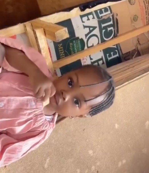 Single mom brǝaks down after selling phone to feed her child (WATCH)