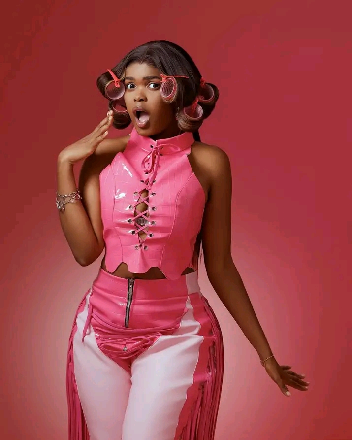 Jarvis unboxes robot costume Verydarkman ordered for her from China