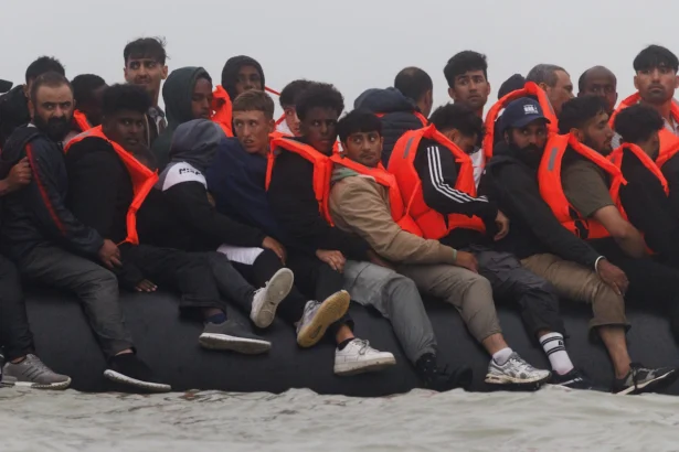 Four in 10 rejected asylum seekers remain in UK, costing £4.9bn a Year