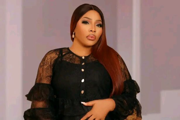 “I will expose”- Doris Ogala shows off $10,000 cash from Pastor Chris Okafor