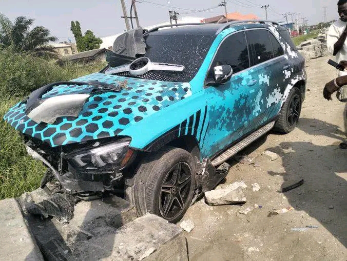 “It’s not proper”- Man shares what he saw people doing to Peller’s Mercedes Benz