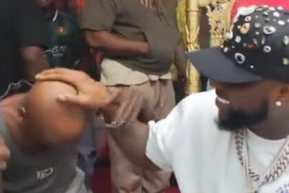 Kolu tattoos Davido’s hand on his head after Carter Efe’s livestream encounter