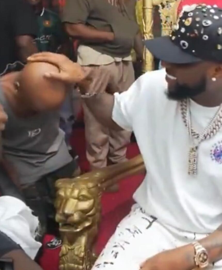Kolu tattoos Davido’s hand on his head after Carter Efe’s livestream encounter