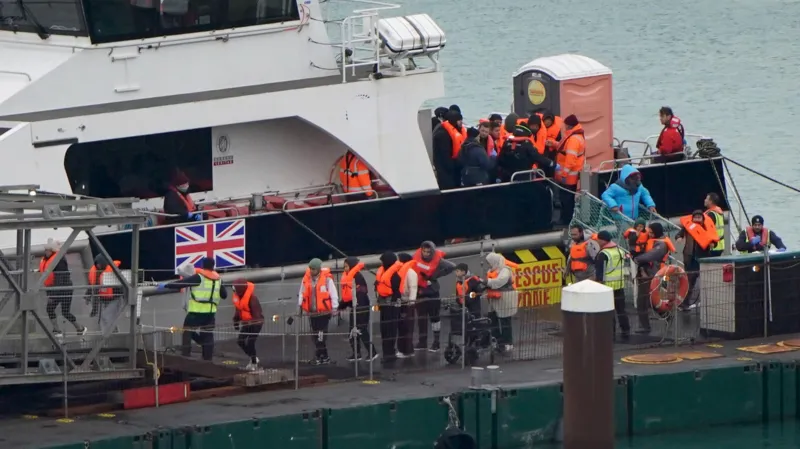 Over 800 migrants cross channel in December record