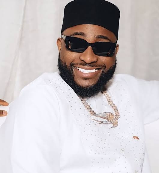 “That’s why I respect Wizkid” – Lady berates Davido over livestream with Carter Efe