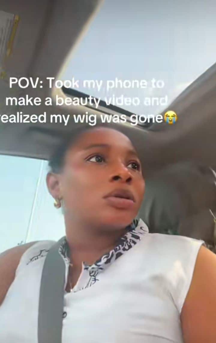 “This is a sign”- Lady in tears as wig goes missing on her head without noticing