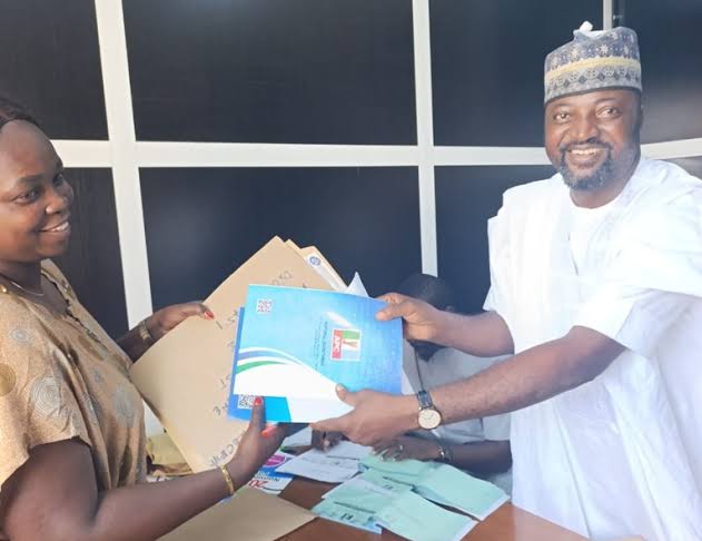 APC Aspirant, Tom Garba, Submits  Nomination Forms In Kaduna