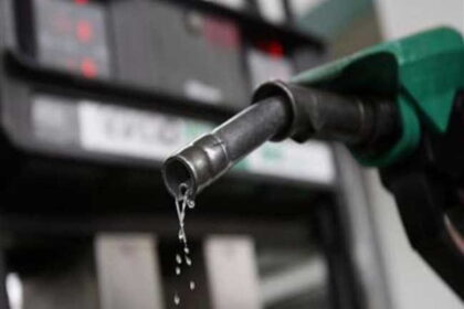 FG insists on fuel price slash at meeting with Dangote Refinery, marketers