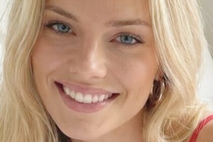 Deanna Ritter Braless In Miniskirt Shows Her ‘Fruity Pebbles’ At Grocery Store