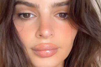 Emily Ratajkowski ‘Getting Them Out Again’ In Plunging String Bikini