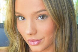 Gymnast Sydney Smith ‘Perfect’ In Upside-Down Splits In Tight Gym Shorts