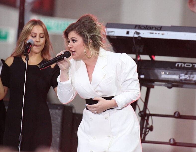 Kelly Clarkson Reacts After Nearly Flashing Fans During Vegas Show