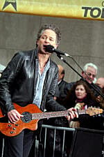 Lindsey Buckingham Reveals He And Stevie Nicks Are ‘Talking All The Time’