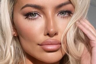 Lindsey Pelas ‘Deserves Attention’ In Bathroom Underwear That Doesn’t Fit
