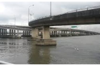Woman rescued after allegedly jumping into Lagos lagoon from Carter Bridge