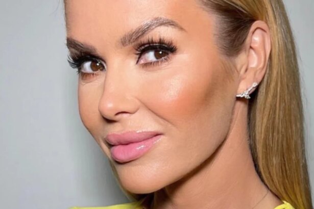 Amanda Holden Does 'Business' On Tiptoes In Bikini