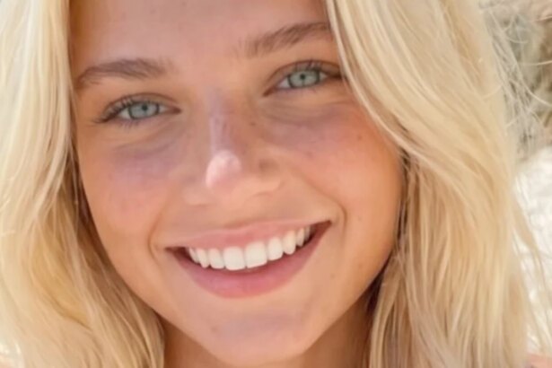 Sophie Lindholm Shows Her Banana In Skimpy Bikini